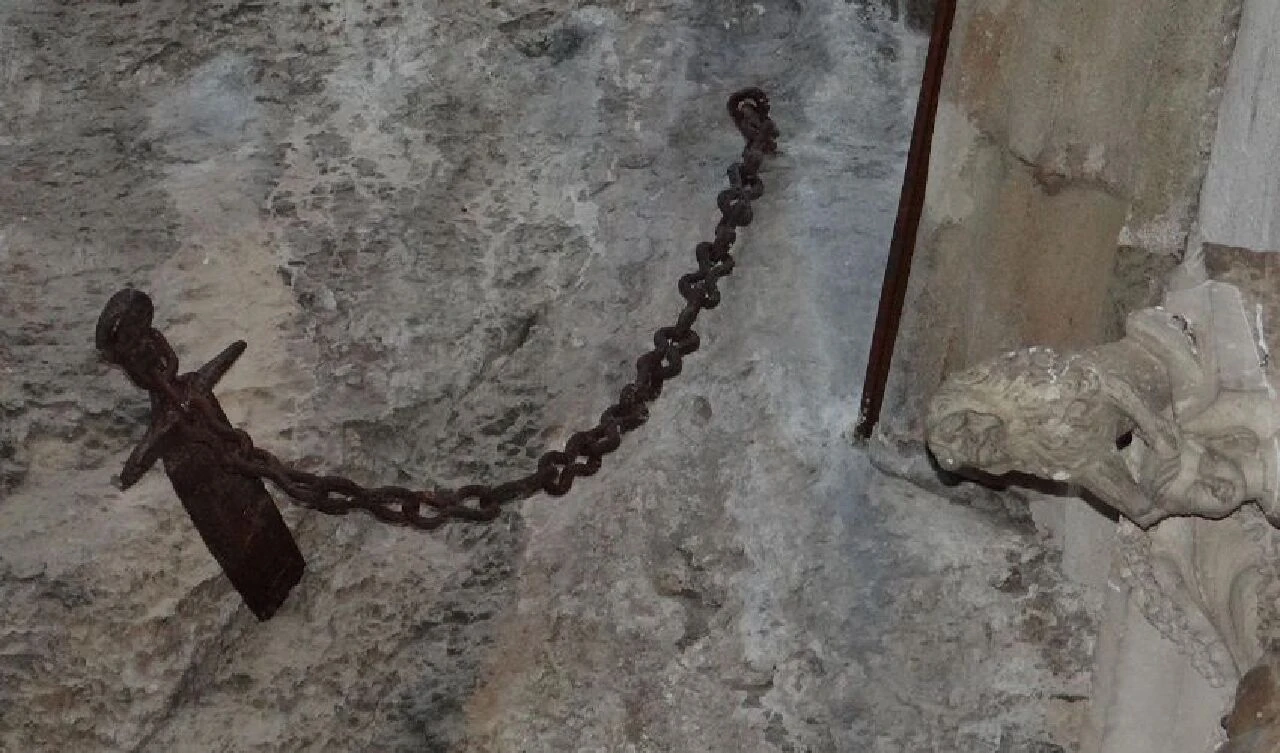 Fransa'nın antik kılıcı 'Excalibur' çalındı! Tek bir darbeyle taşı bile kesebiliyordu - 3. Resim