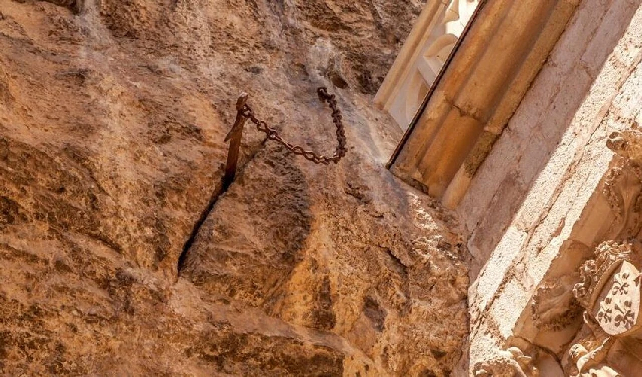 Fransa'nın antik kılıcı 'Excalibur' çalındı! Tek bir darbeyle taşı bile kesebiliyordu - 1. Resim