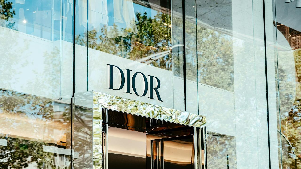 Fransız moda devi Dior&#039;dan büyük skandal! 1800 liraya üretip 91 bin liraya satıyor