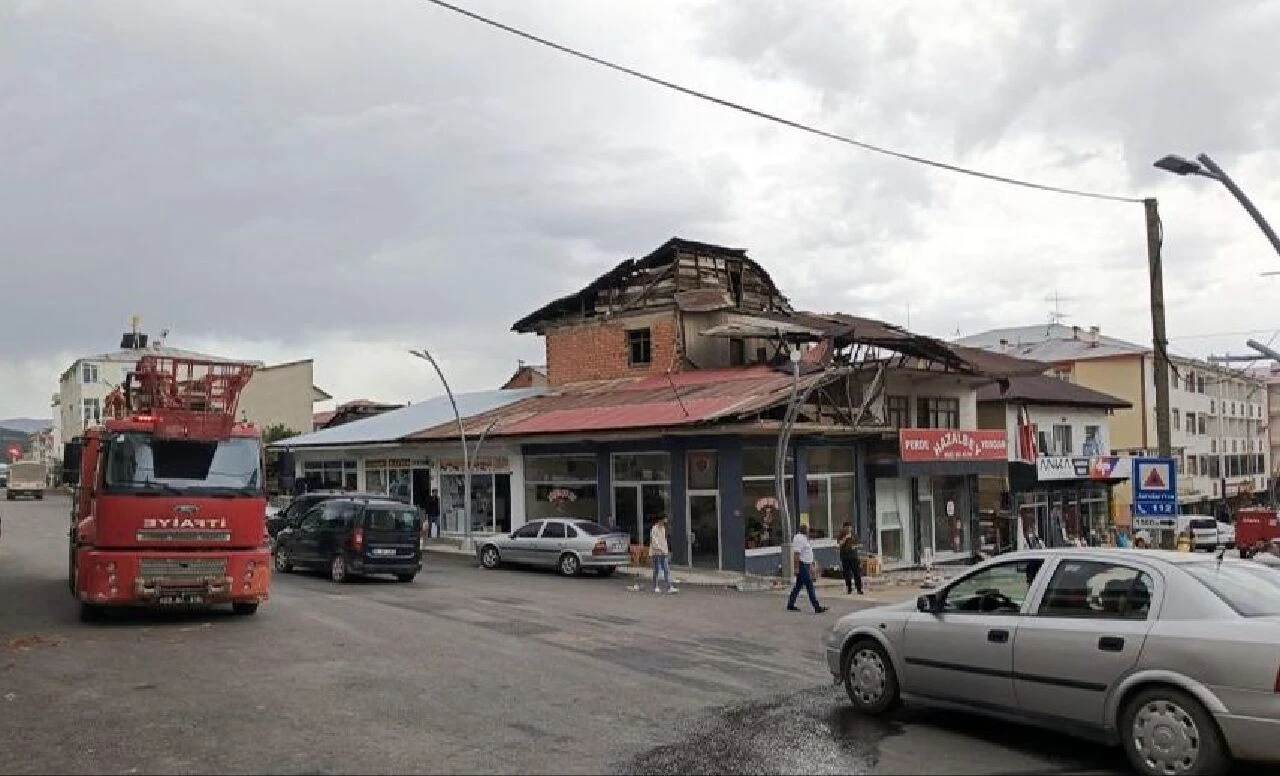 Gümüşhane'de şiddetli fırtına! Çatılar uçtu, ağaçlar devrildi  - 1. Resim