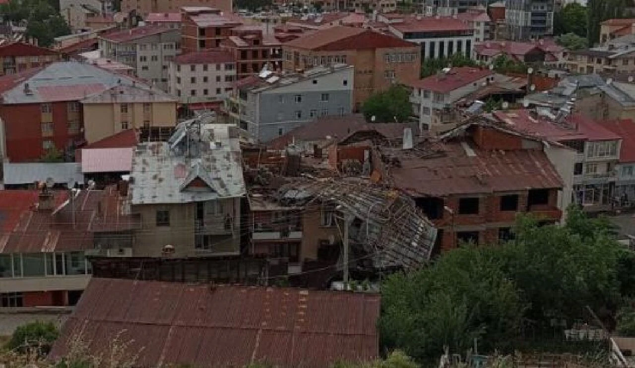 Gümüşhane'de şiddetli fırtına! Çatılar uçtu, ağaçlar devrildi  - 2. Resim