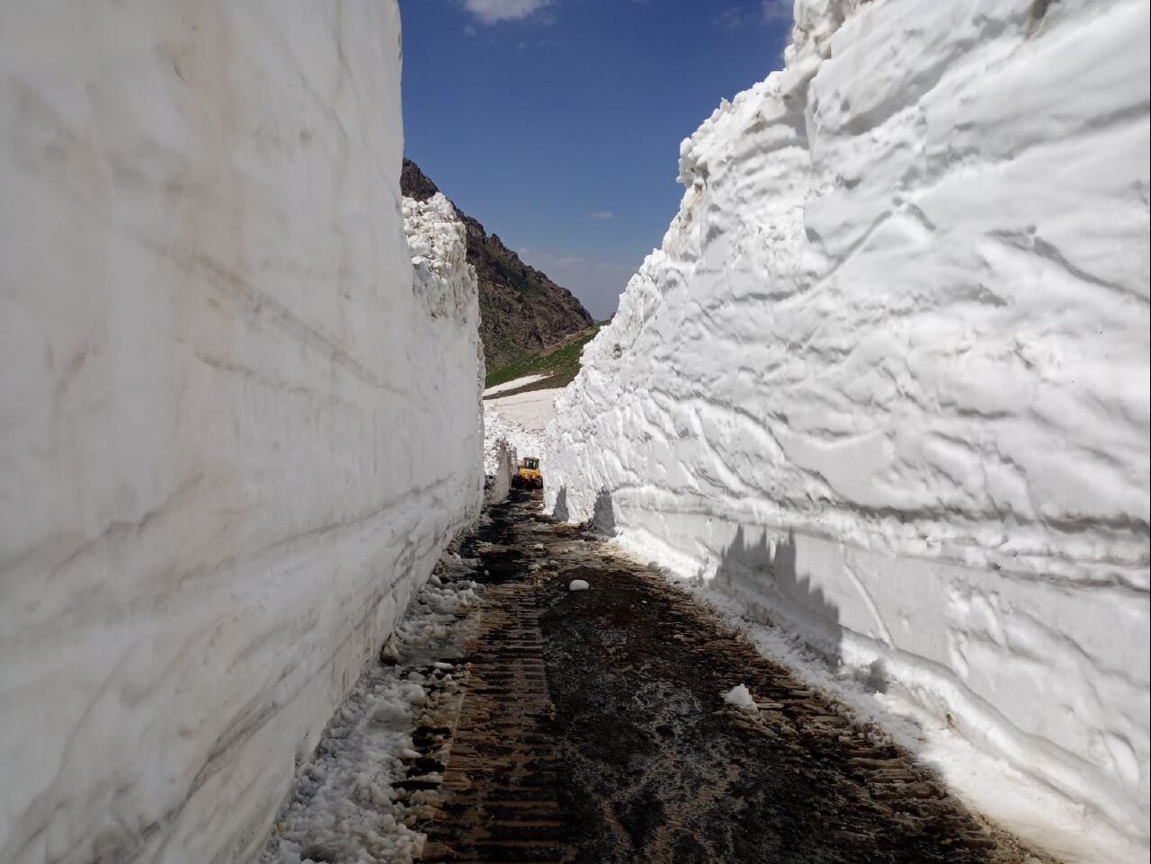 Hakkari'de kar kalınlığı 7 metreyi aştı: Ekipler seferber oldu! - 1. Resim