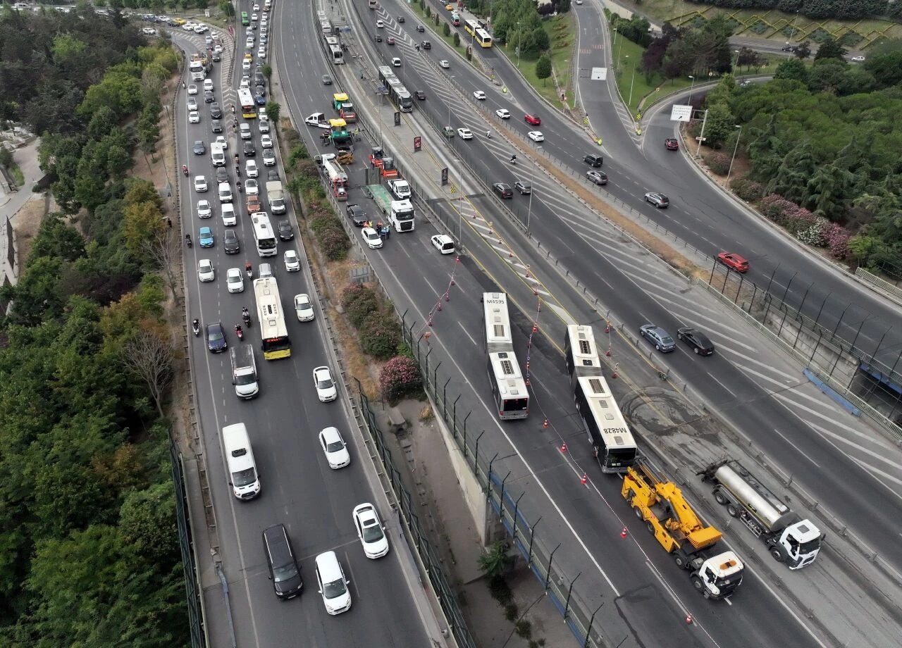 Haliç Köprüsü Kadıköy istikameti trafiğe kapatıldı! Trafik durma noktasında - 1. Resim