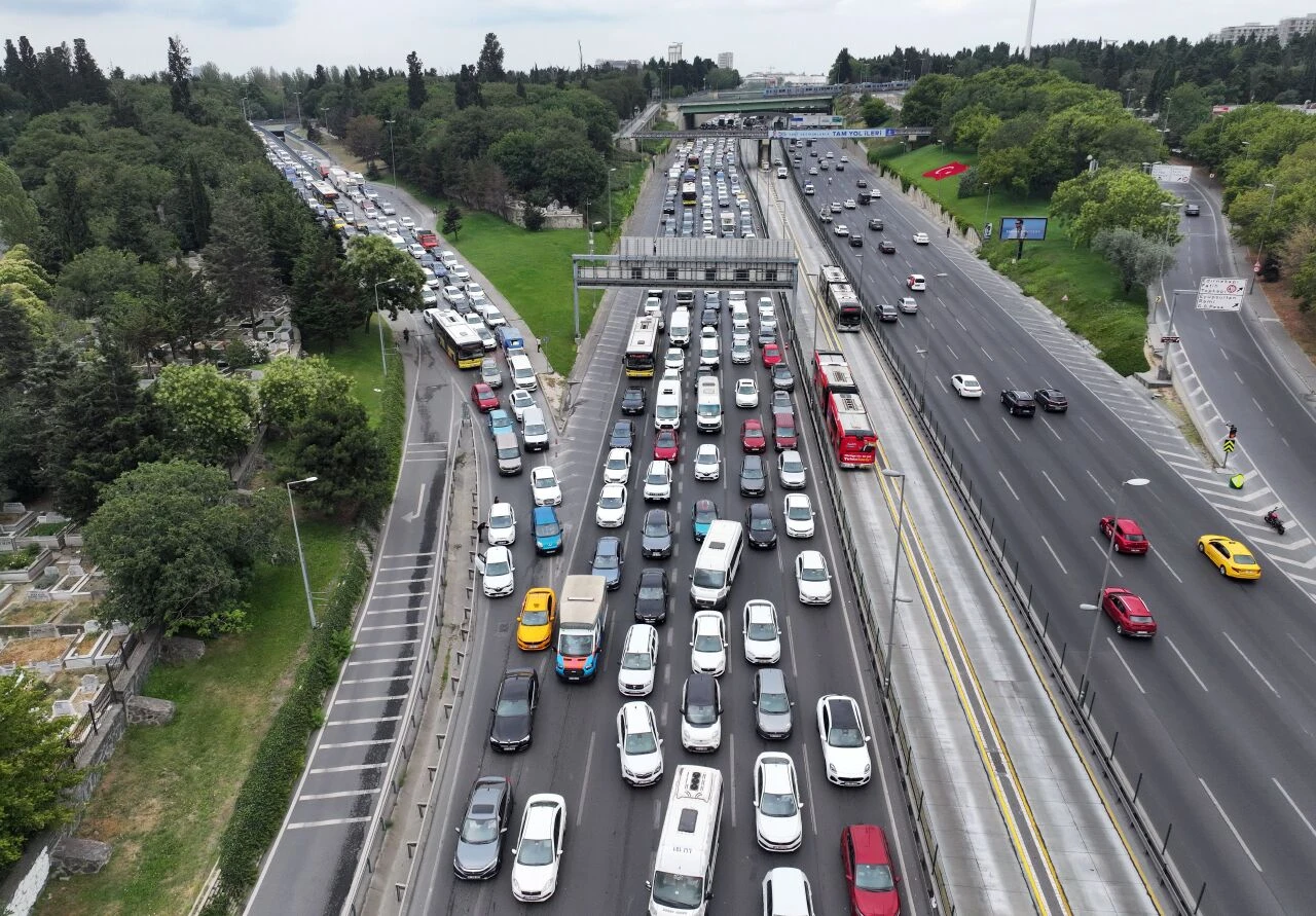 Haliç Köprüsü Kadıköy istikameti trafiğe kapatıldı! Trafik durma noktasında - 2. Resim