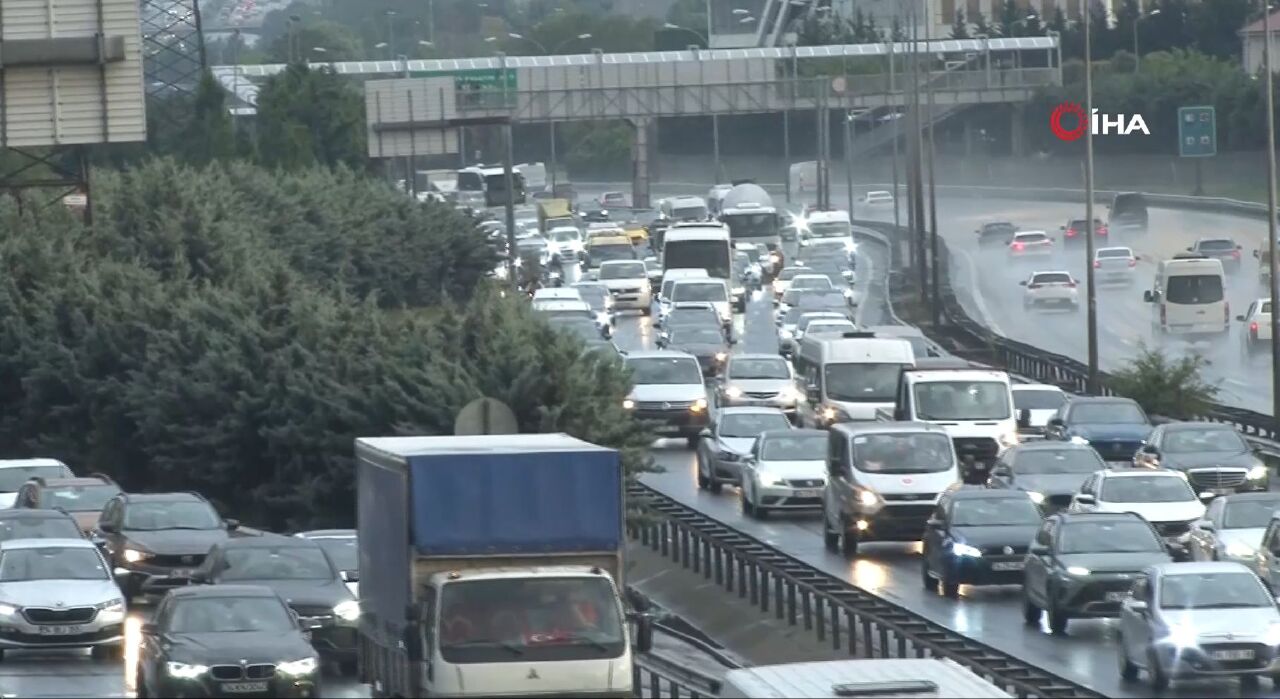 İstanbul'da kısa süreli sağanak trafiği felç etti!  - 1. Resim