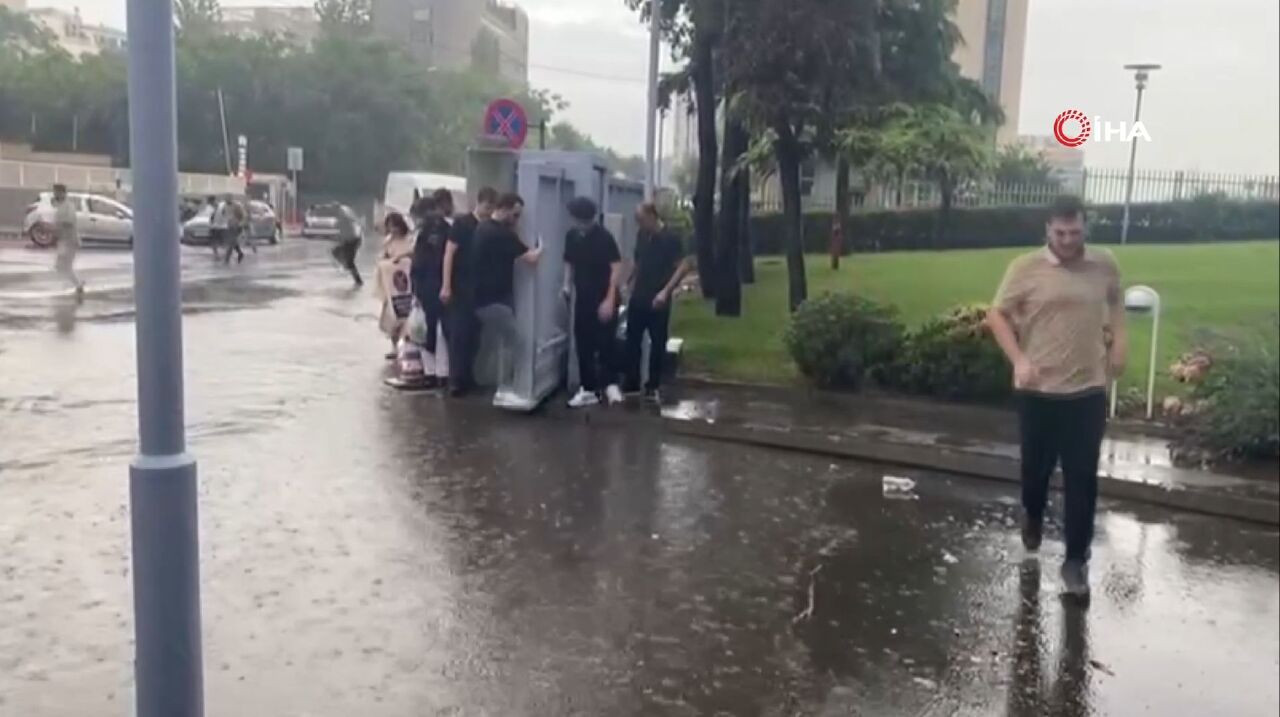 İstanbul'da kısa süreli sağanak trafiği felç etti!  - 2. Resim