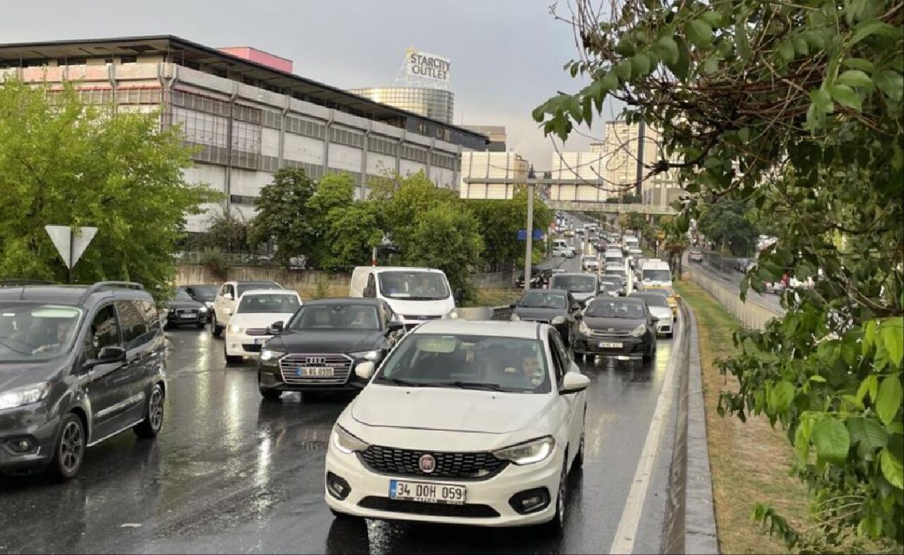 İstanbul'da kısa süreli sağanak trafiği felç etti!  - 3. Resim