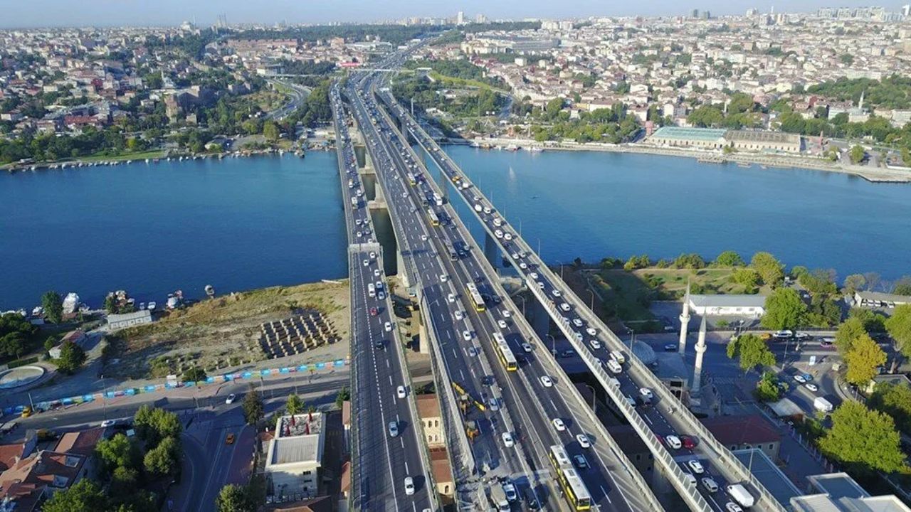 İstanbullular dikkat! Haliç Köprüsü&#039;nün Kadıköy yönü trafiğe kapatıldı