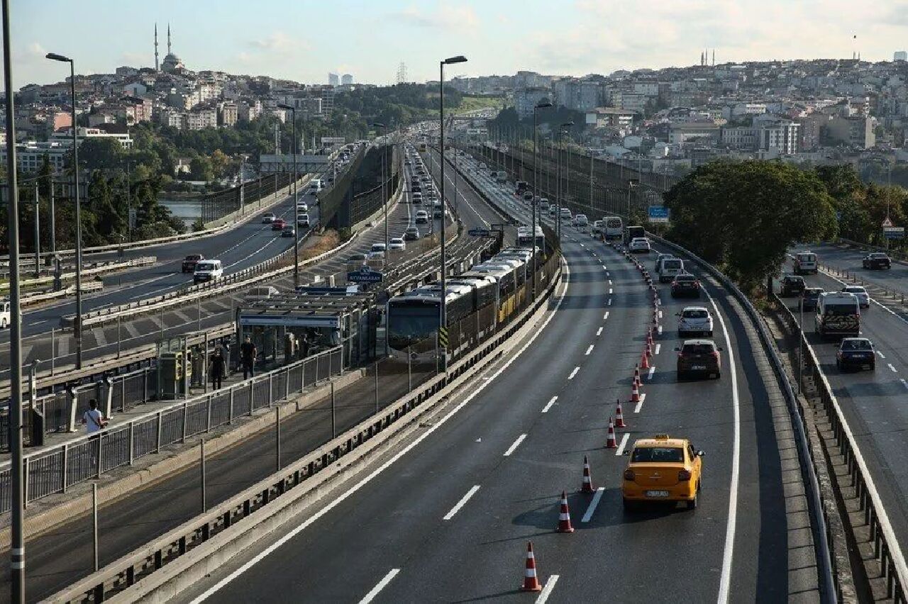 İstanbullular dikkat! Haliç Köprüsü'nün Kadıköy yönü trafiğe kapatıldı - 1. Resim