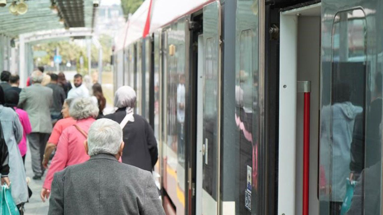 Özellikleriyle Türkiye&#039;de ilk olacak! 2 milyar liralık tramvay ihalesinde imzalar atıldı