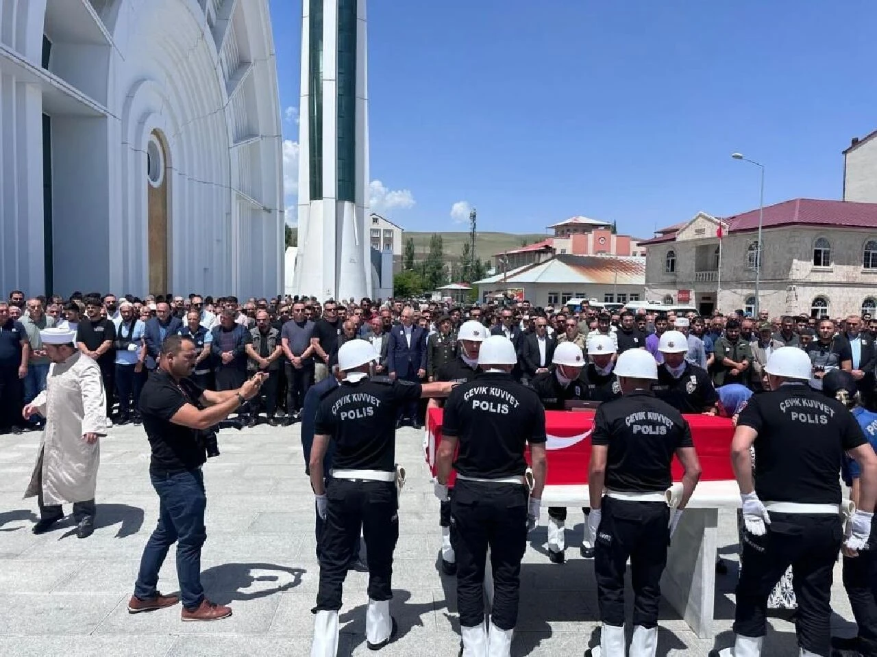 Ağrılı polis memuru Muhammed Şirin Yazıcı Eleşkirt’te son yolculuğuna uğurlandı. - 1. Resim