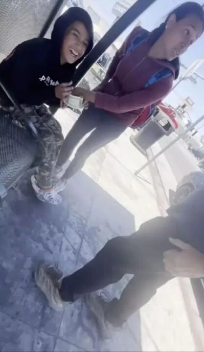 Arabasının amblemine dokundu diye otizmli çocuğa tokat attı! Tepki çeken görüntüler