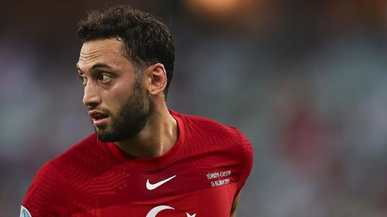 Cezası sona eren Hakan Çalhanoğlu ve Samet Akaydın çeyrek finalde sahaya çıkacak - 1. Resim