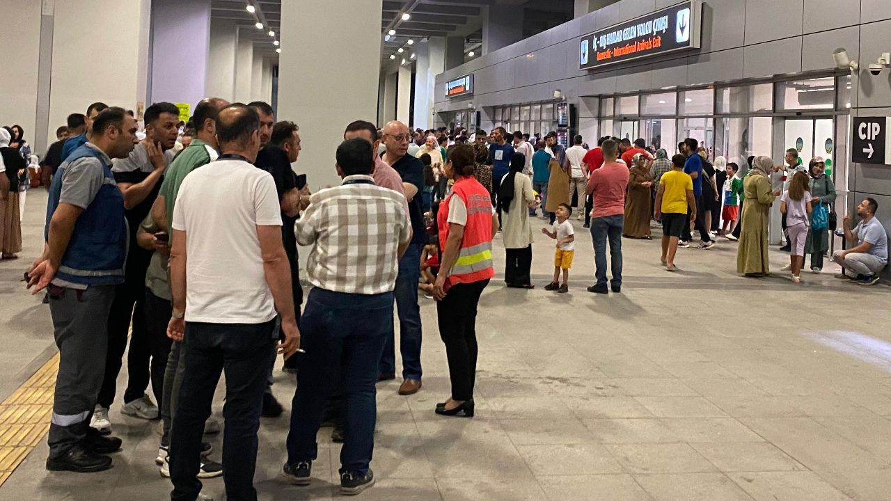 Diyarbakır Havalimanı'nda yürüyen merdiven kazası: Birbirlerinin üzerine düştüler - Gündem