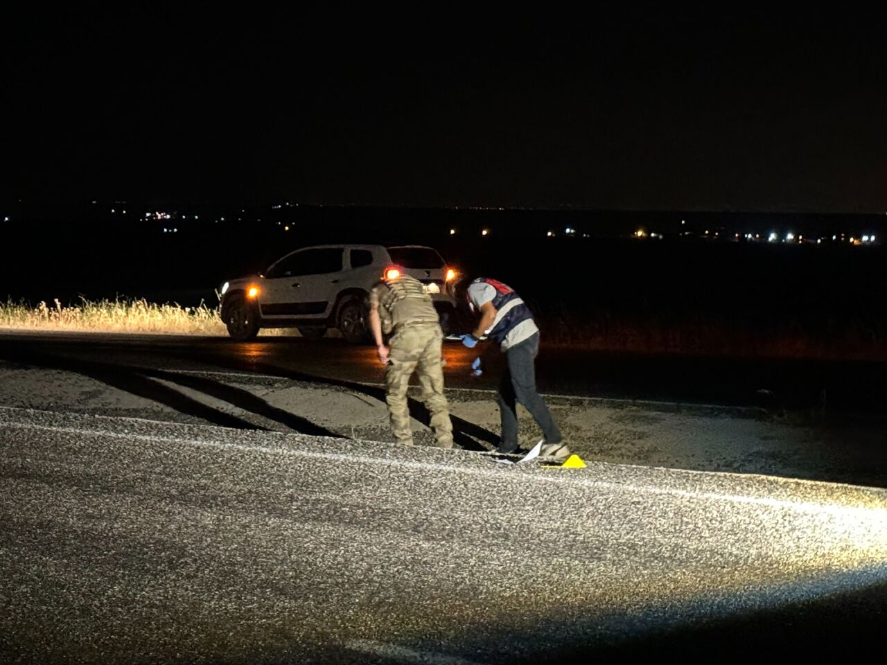 Diyarbakır’da korku dolu anlar! Seyir halindeki otomobili uzun namlulu silahlarla taradılar: 3’ü ağır 6 yaralı! - 1. Resim