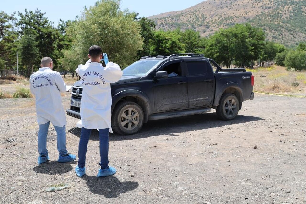 Elazığ'da sır ölüm! Araçta iki kişinin cansız bedeni bulundu - 2. Resim