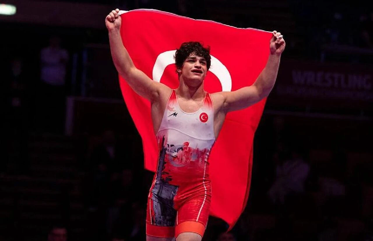 Güreşte altın madalya kazanan Alperen Berber'den Merih Demiral'e Bozkurt desteği - 1. Resim