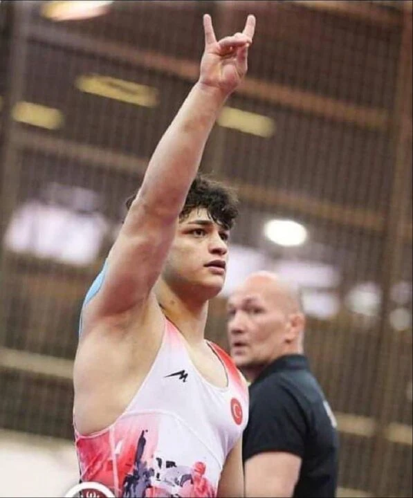 Güreşte altın madalya kazanan Alperen Berber'den Merih Demiral'e Bozkurt desteği - 2. Resim