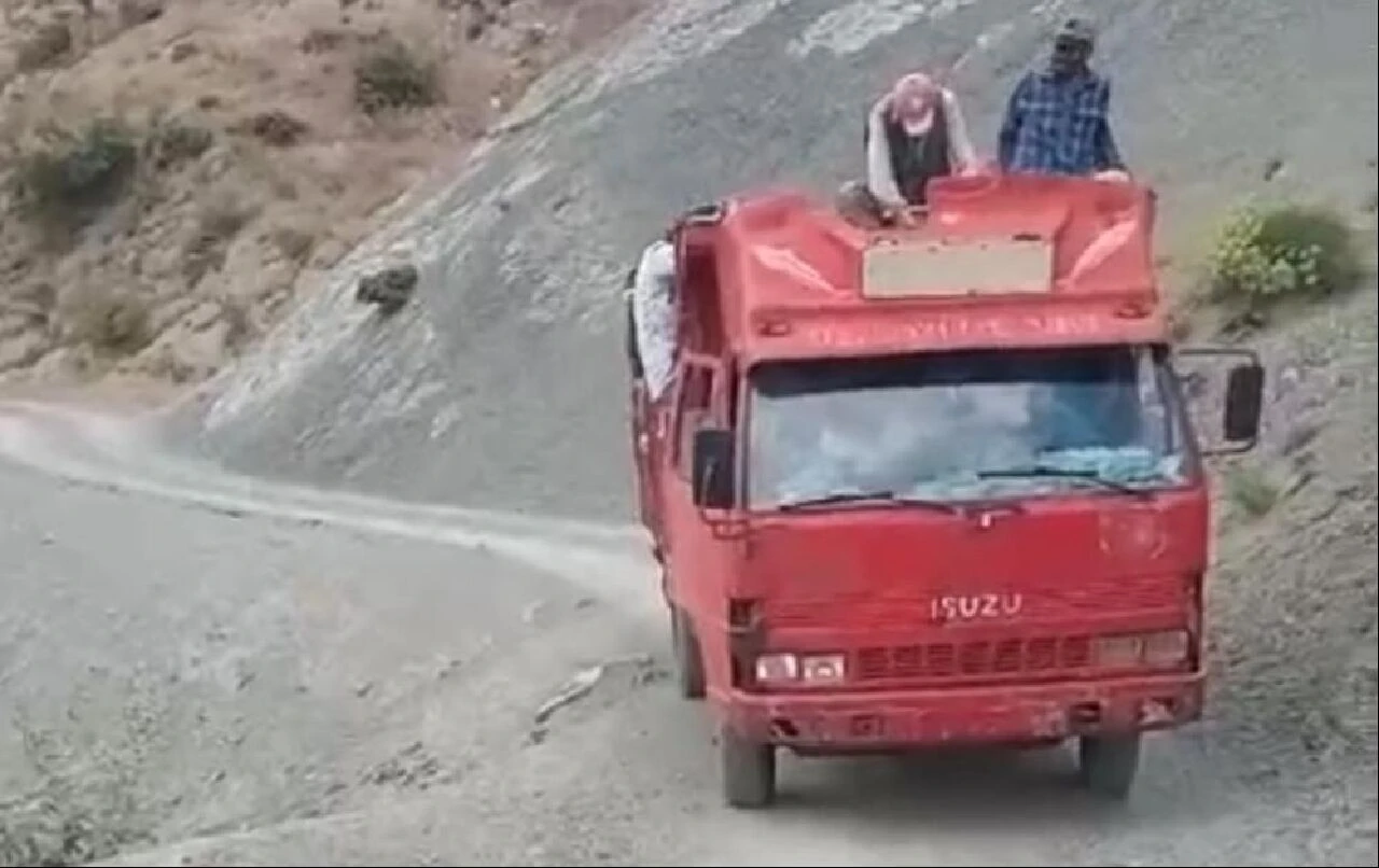 Hakkarili köy sakinleri bozuk yayla yoluna tepki: Acil çözüm bekliyoruz! - 1. Resim