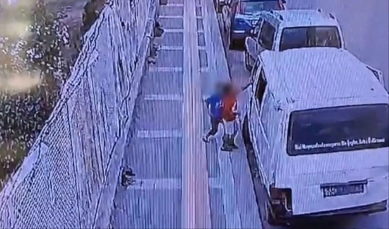 Kütahya'da inanılmaz görüntüler! Küçücük çocuklar güle oynaya minibüsü yaktı - 1. Resim