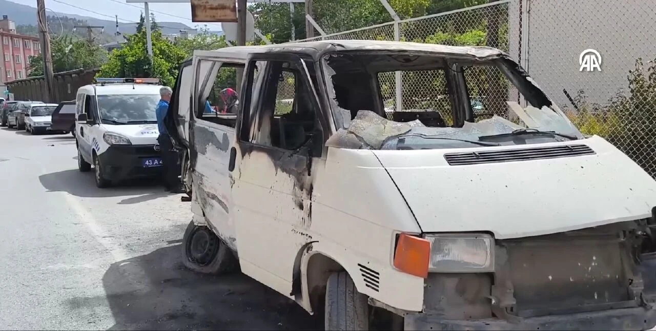 Kütahya'da inanılmaz görüntüler! Küçücük çocuklar güle oynaya minibüsü yaktı - 2. Resim