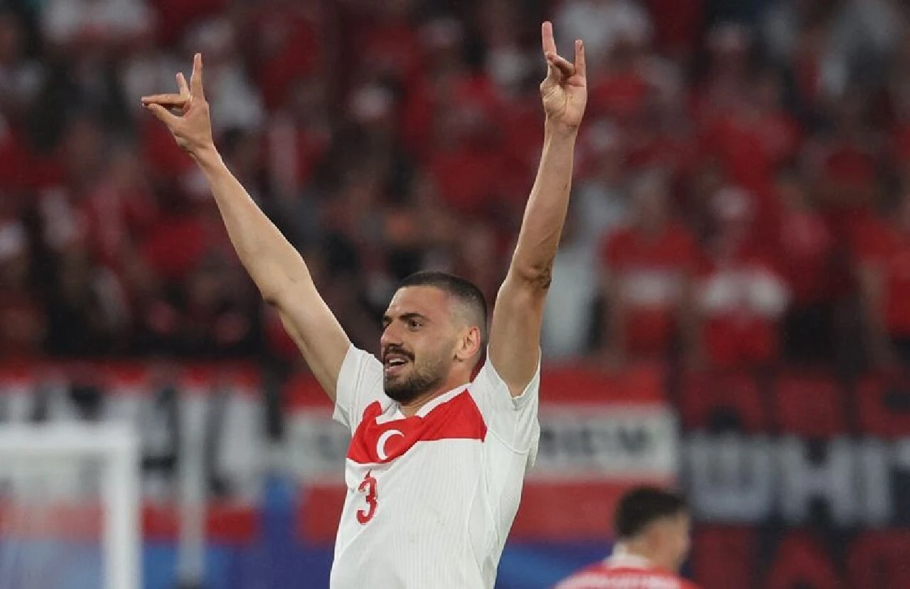 Merih Demiral'a 2 maç ceza verilmesini talep eden müfettiş İsviçreli çıktı! UEFA'ya tepki yağdı - 1. Resim