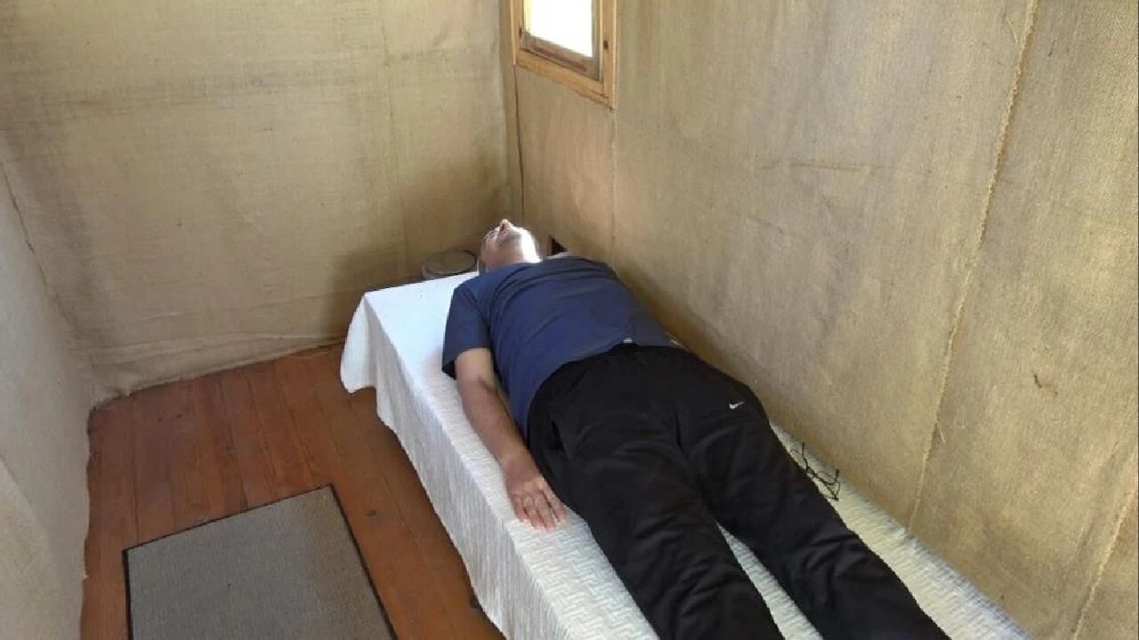 Binlerce arı şifa dağıtıyor! Üzerine yatan yatan daha dinç kalkıyor: Turistlerden yoğun