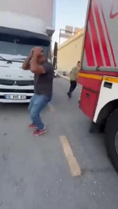 E-5 te dehşete düşüren anlar! Genç kız koşarak aşağı atladı vatandaş çığlık çığlığa izledi - 2. Resim