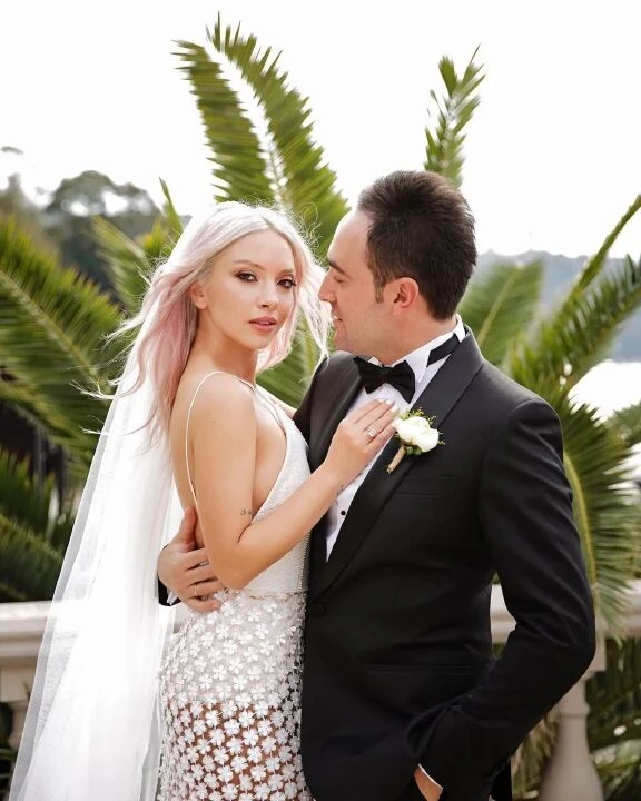 Ece Seçkin kesenin ağzını açtı! Kendisine at alan eşine verdiği hediye dudak uçuklattı