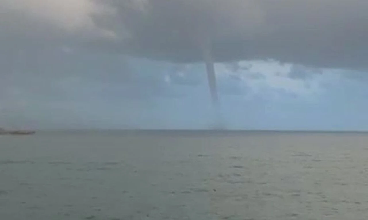 Hatay'daki hortum anbean kamerada - 1. Resim