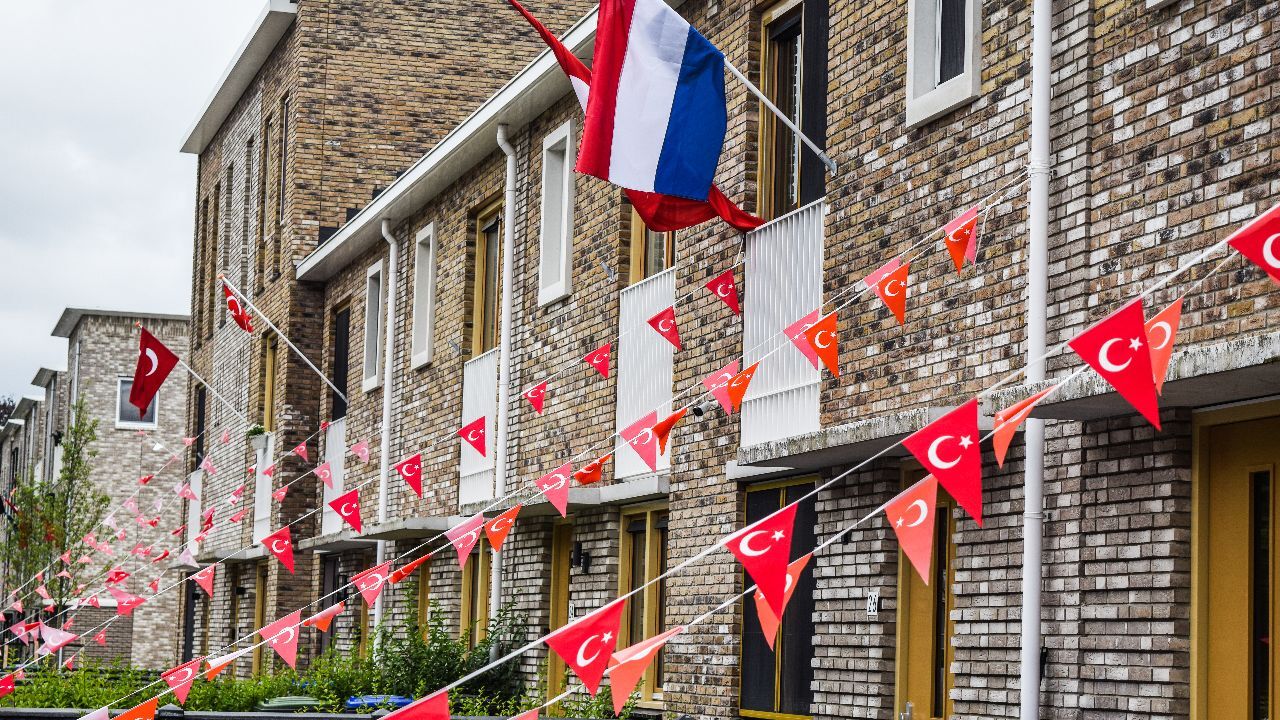 Hollanda&#039;da sokaklar Türk bayraklarıyla süslendi: A Milli Takım&#039;ın çeyrek final maçına saatler kaldı