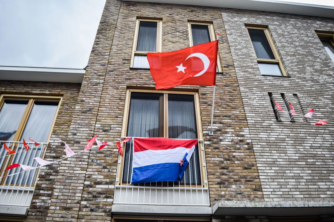 Hollanda'da sokaklar Türk bayraklarıyla süslendi: A Milli Takım'ın çeyrek final maçına saatler kaldı - 2. Resim