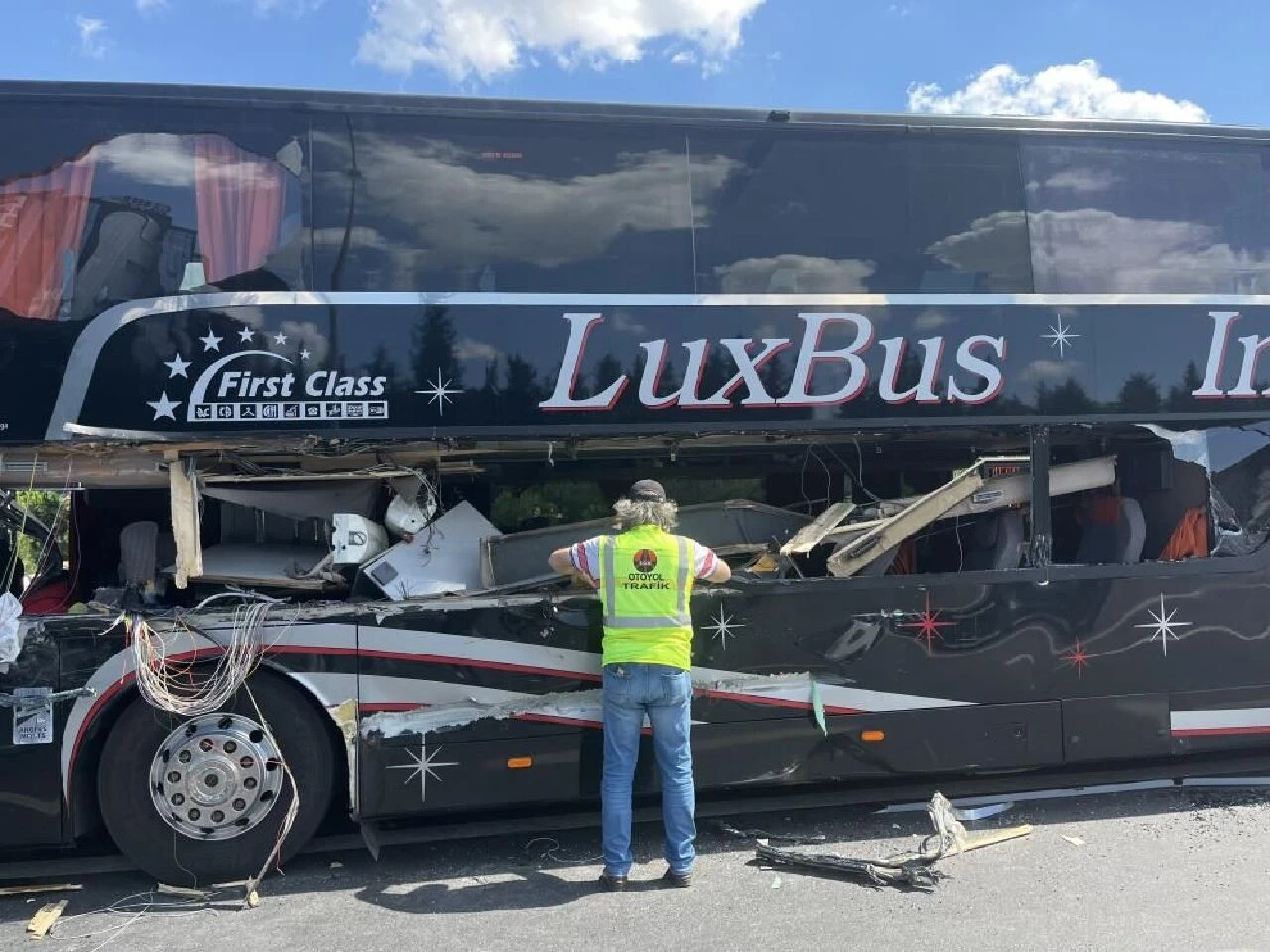 İstanbul'da feci kaza! Tur otobüsü kamyona çarptı: 2'si çocuk çok sayıda yaralı var