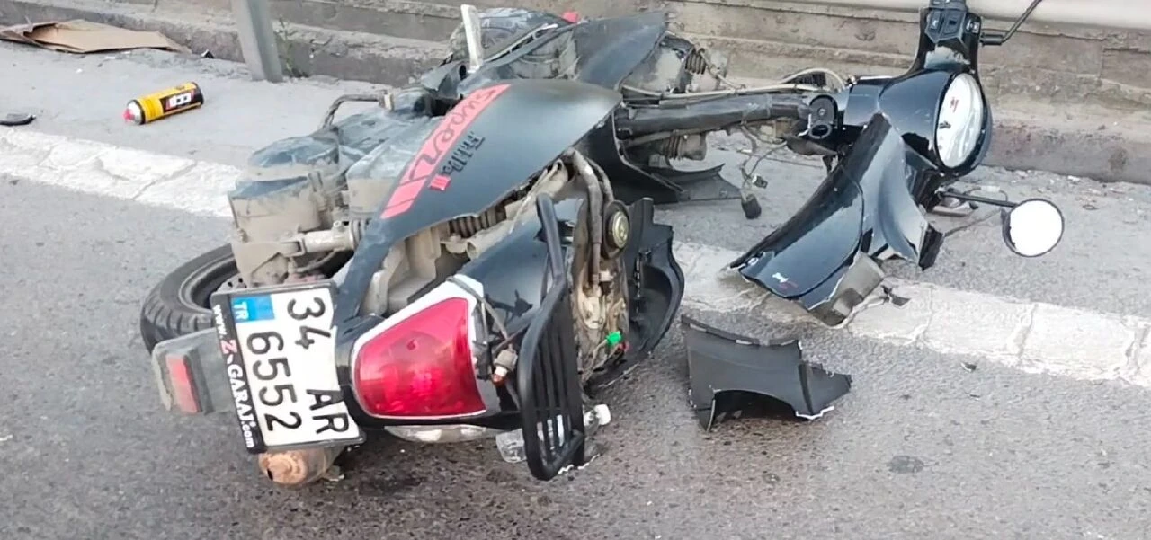 Kadıköy'de hız tutkunu motosikletli taksiye ok gibi saplandı