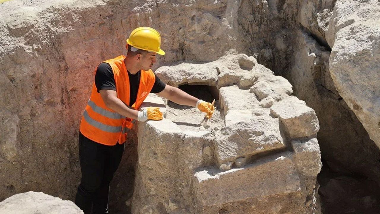 Kapadokya'da ulaşıma kapatılan kara yolunun altından nekropol çıktı - 3. Resim