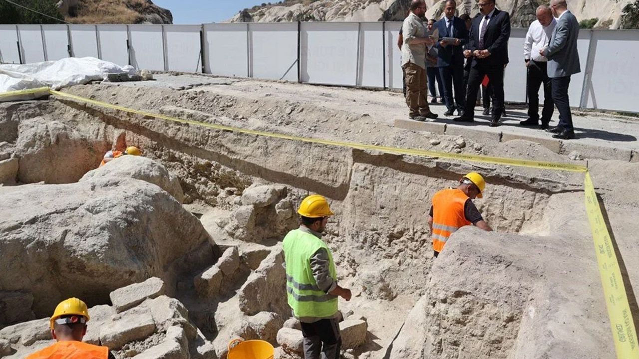 Kapadokya'da ulaşıma kapatılan kara yolunun altından nekropol çıktı - 1. Resim