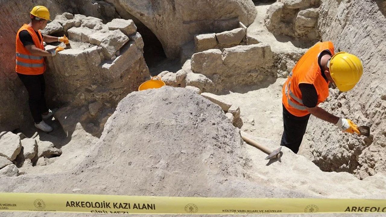 Kapadokya'da ulaşıma kapatılan kara yolunun altından nekropol çıktı - 2. Resim