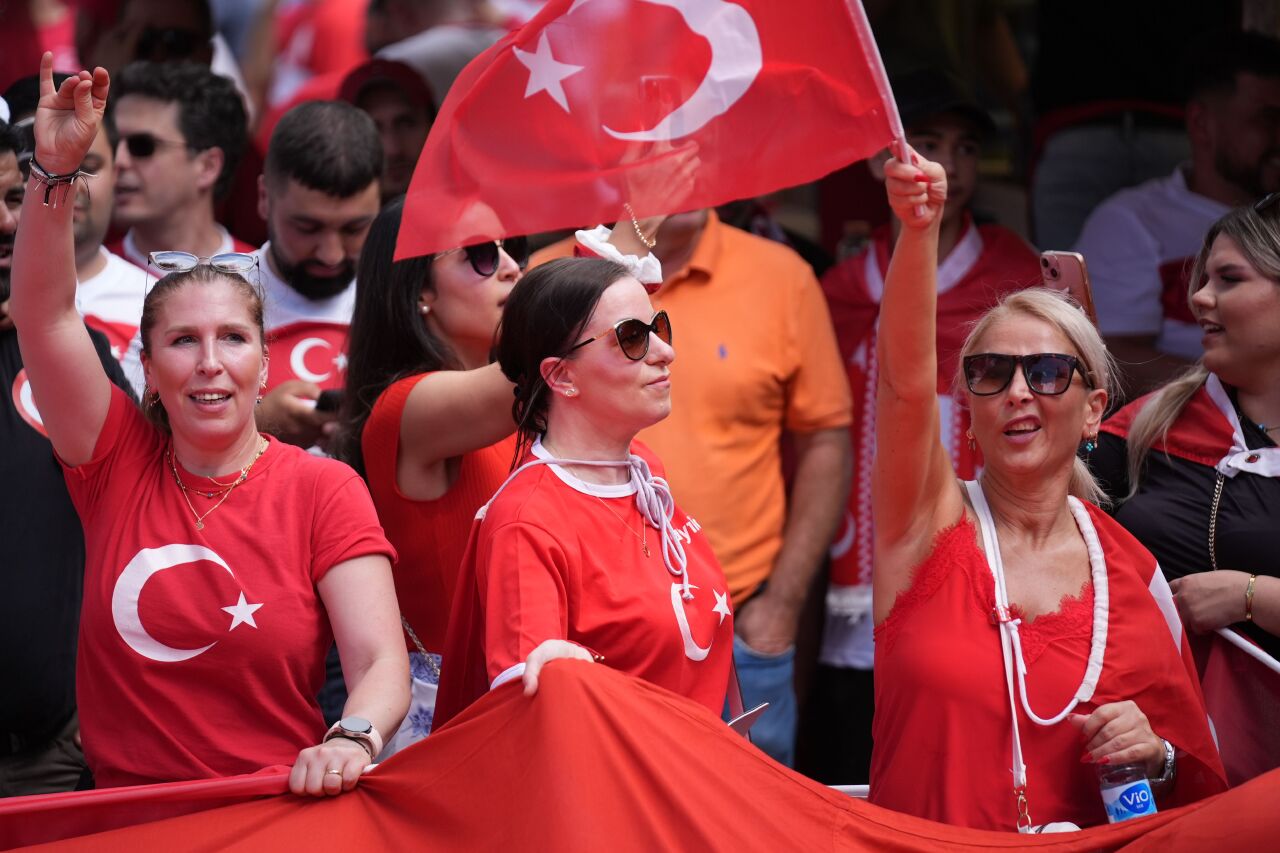 Türk taraftarlar Hollanda maçı öncesi Bozkurt selamıyla yürüdü, Berlin polisi müdahale etti - 1. Resim