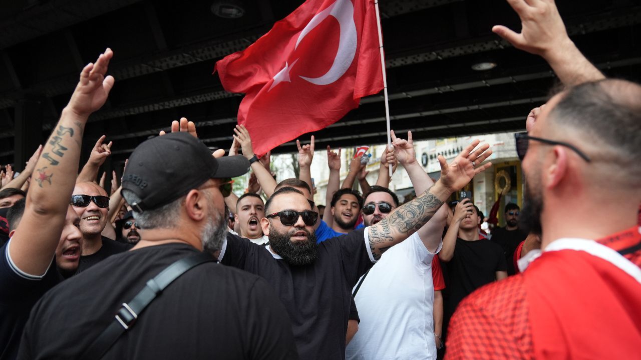 Türk taraftarlar Hollanda maçı öncesi Bozkurt selamıyla yürüdü, Berlin polisi müdahale etti, gözaltılar var - Gündem