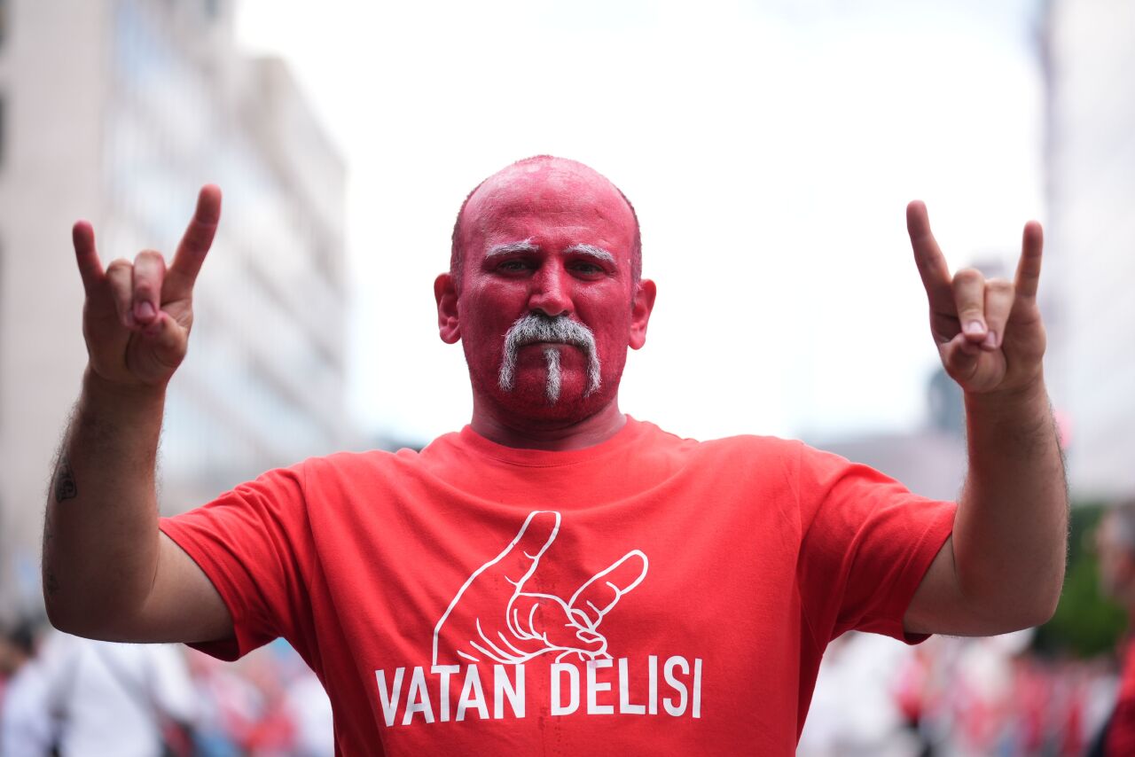 Türk taraftarlar Hollanda maçı öncesi Bozkurt selamıyla yürüdü, Berlin polisi müdahale etti - 3. Resim