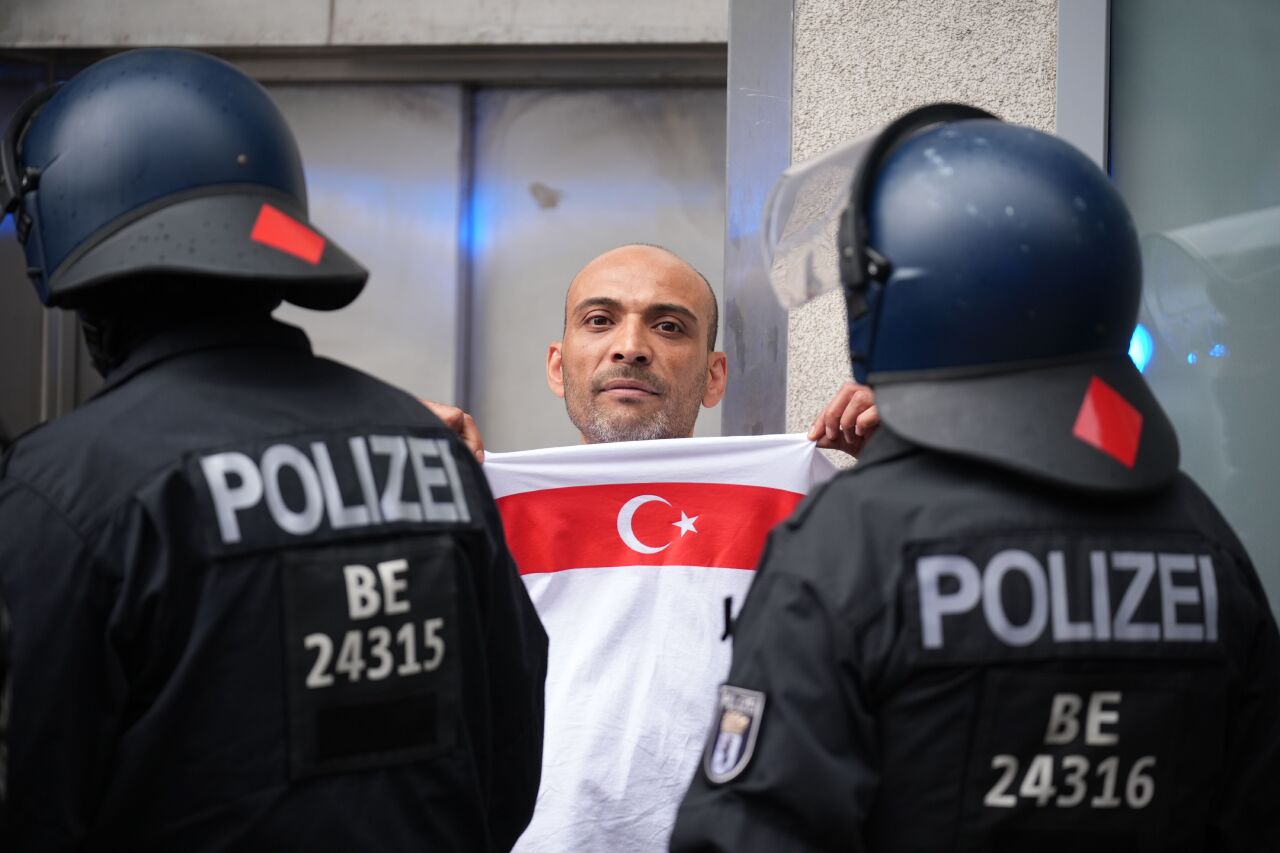 Türk taraftarlar Hollanda maçı öncesi Bozkurt selamıyla yürüdü, Berlin polisi müdahale etti - 1. Resim