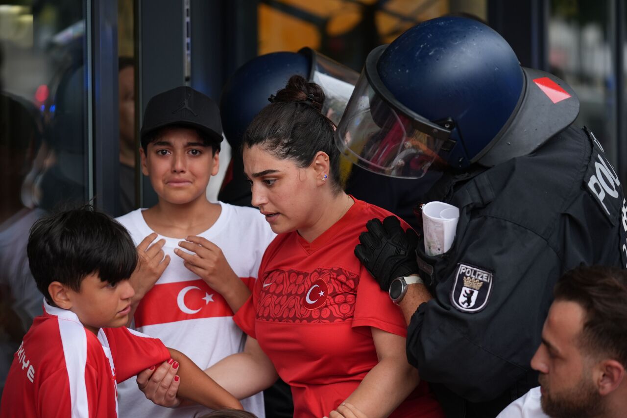 Türk taraftarlar Hollanda maçı öncesi Bozkurt selamıyla yürüdü, Berlin polisi müdahale etti - 4. Resim