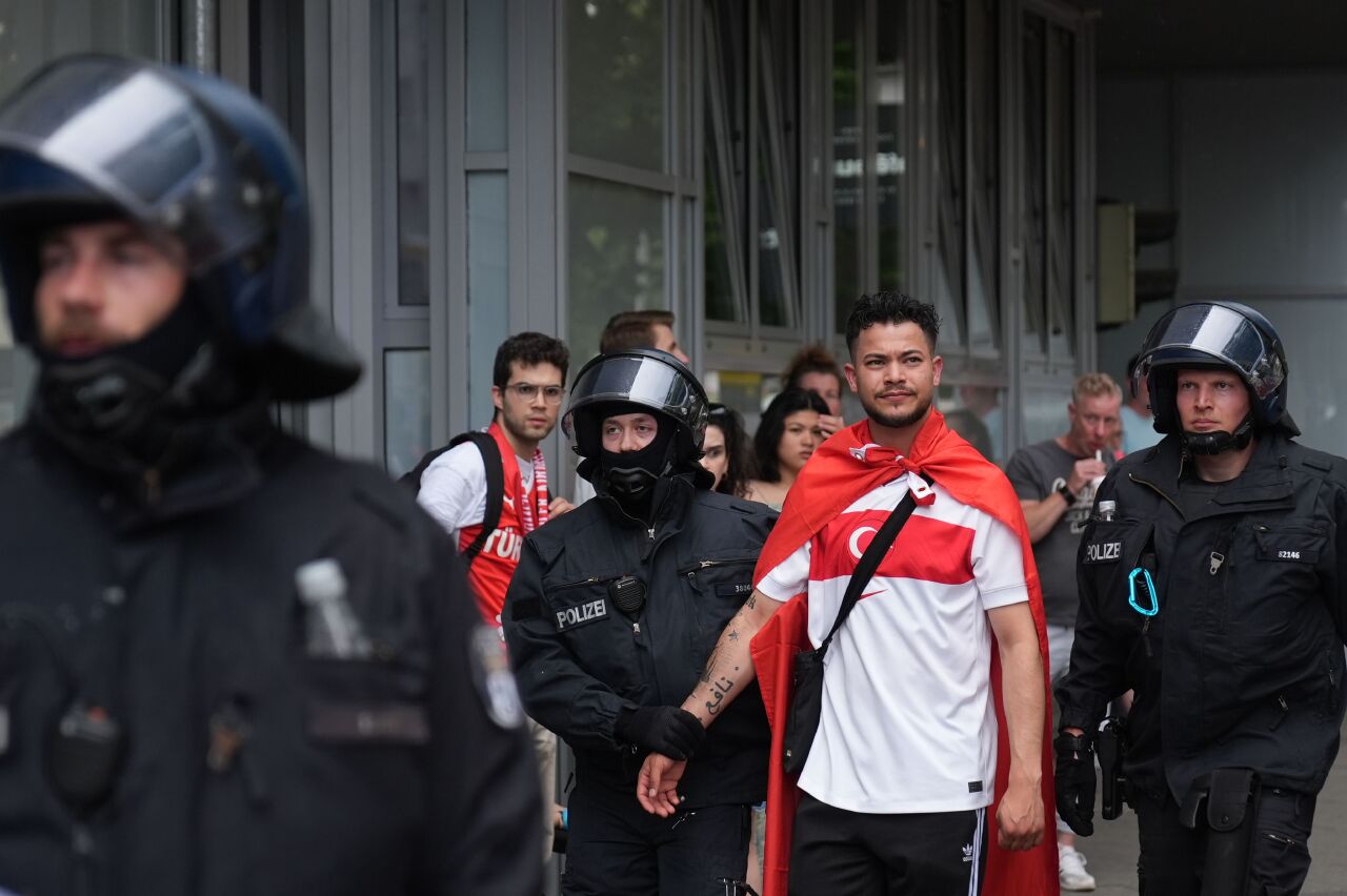 Türk taraftarlar Hollanda maçı öncesi Bozkurt selamıyla yürüdü, Berlin polisi müdahale etti - 3. Resim