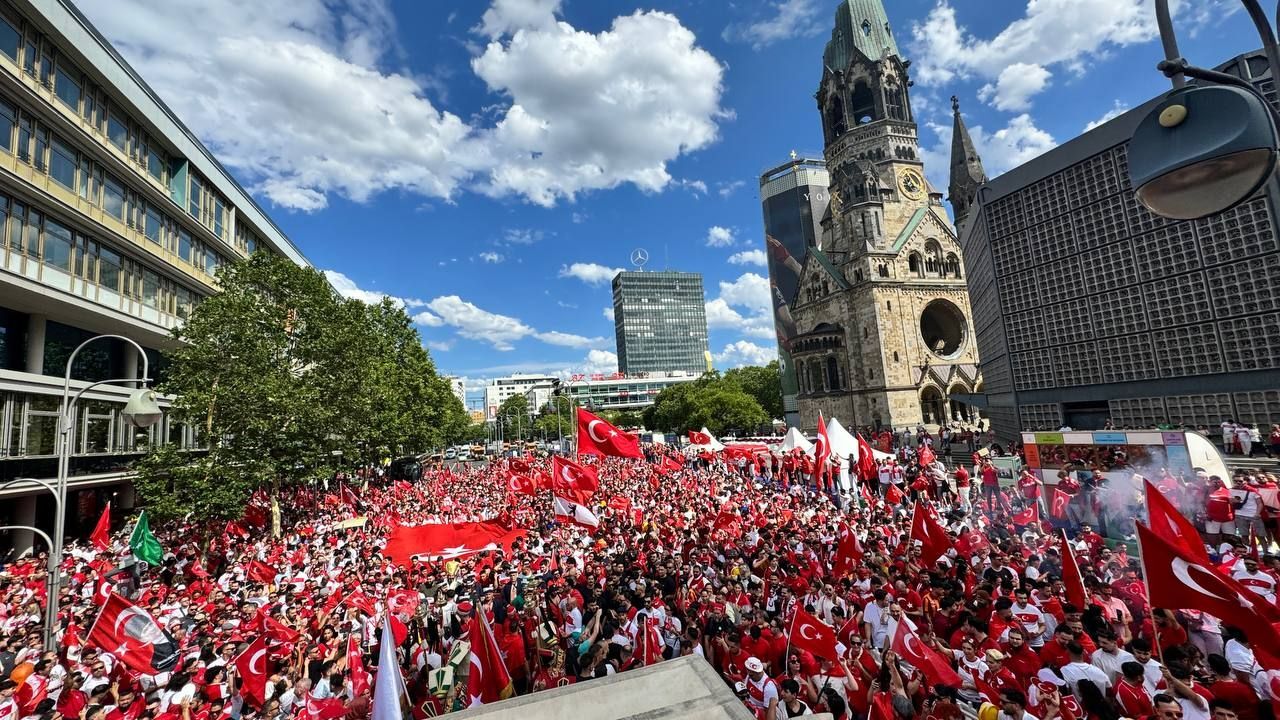 Türk taraftarlar Hollanda maçı öncesi Bozkurt selamıyla yürüdü, Berlin polisi müdahale etti - 5. Resim