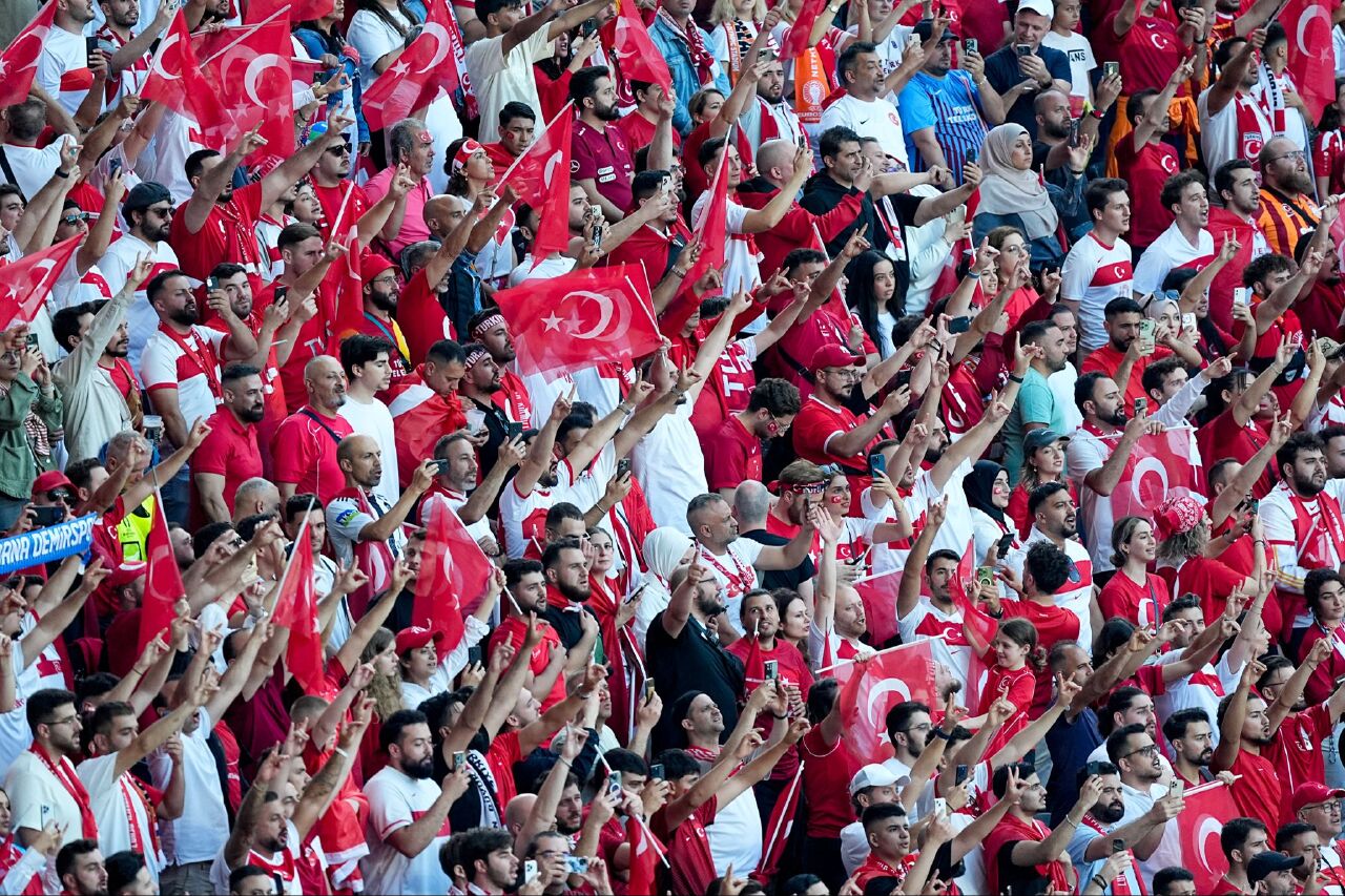 Türk taraftarlar İstiklal Marşını bozkurt işaretiyle okudu - 1. Resim