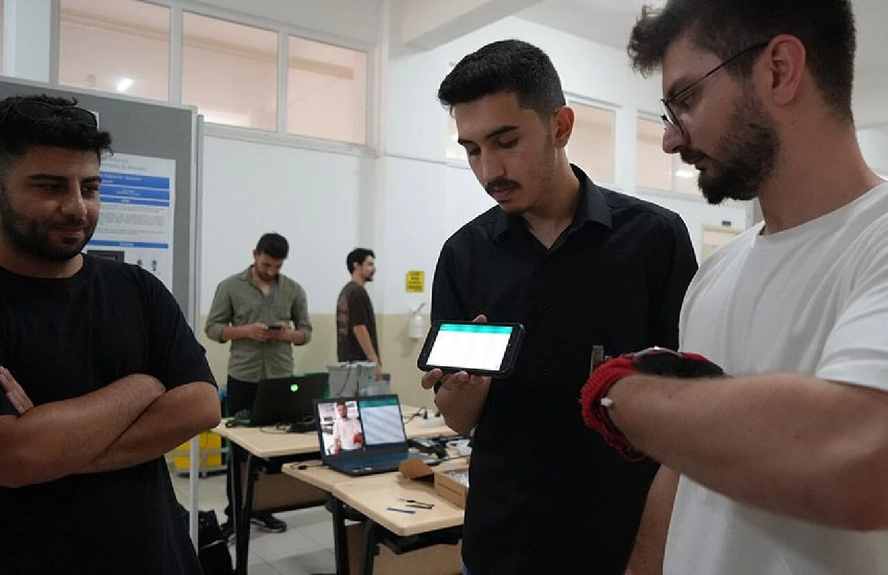 Üniversite öğrencileri geliştirdi: İşaret dili mobil uygulama ile metne dönüşüyor - 2. Resim