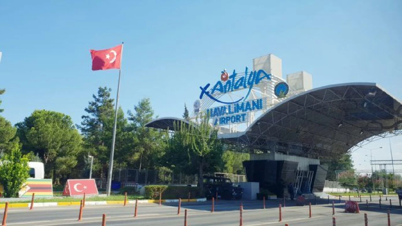 Antalya Havalimanı yeni bir rekora imza attı! 1179 uçaklık trafik - 2. Resim