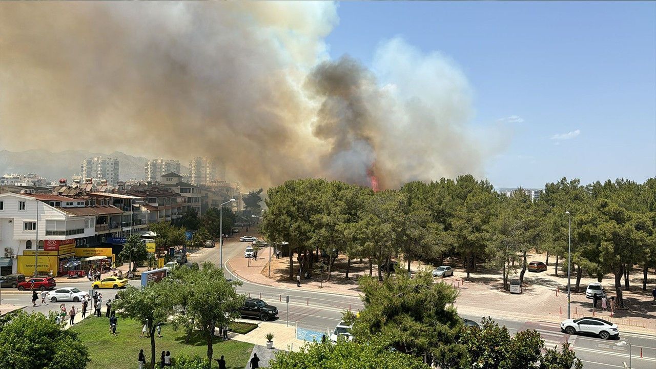 Antalya'da korkutan yangın! Çok sayıda hava aracı müdahale ediyor - 2. Resim