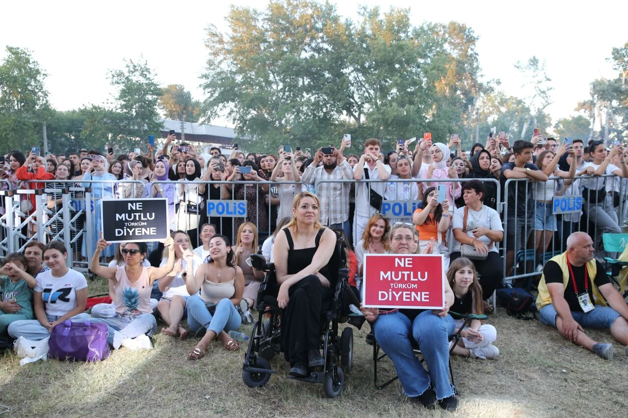 Bengü "Ne mutlu Türküm diyene" protestosuna cevabını son konserinde verdi