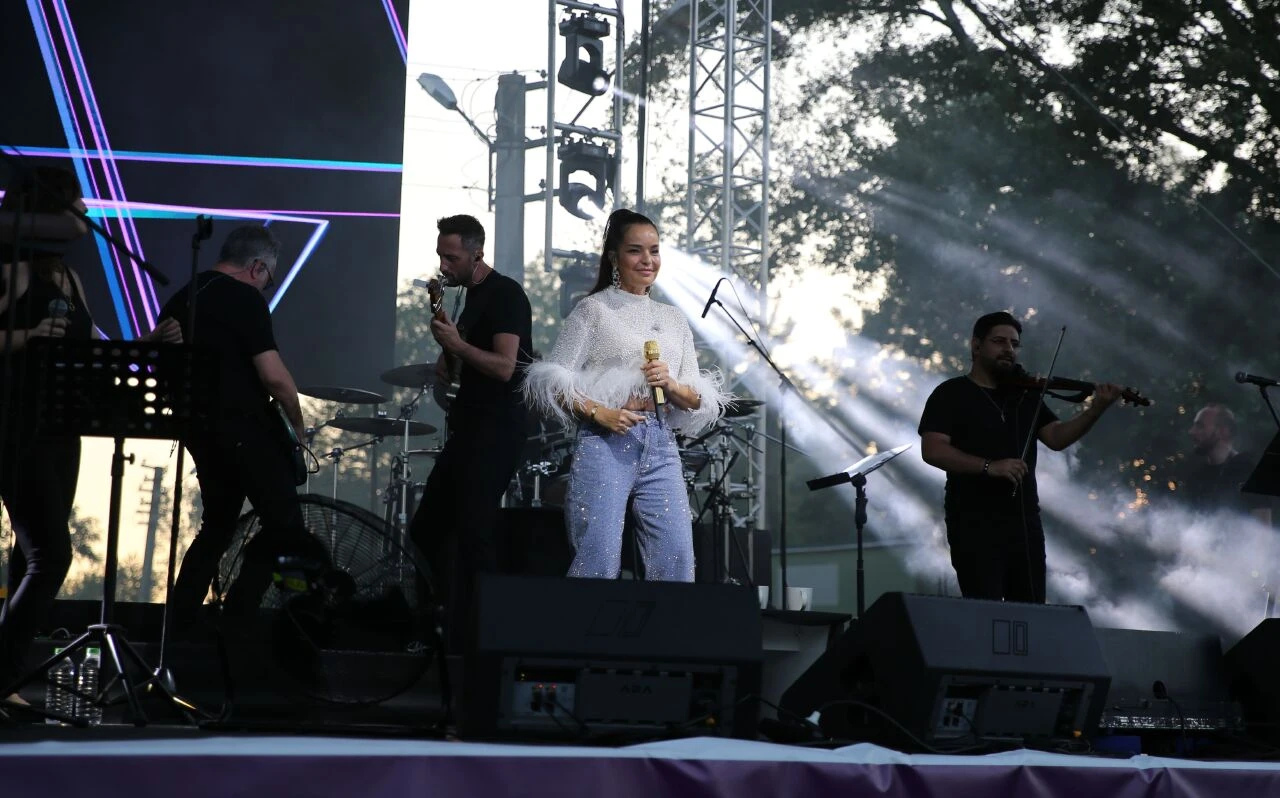 Bengü "Ne mutlu Türküm diyene" protestosuna cevabını son konserinde verdi
